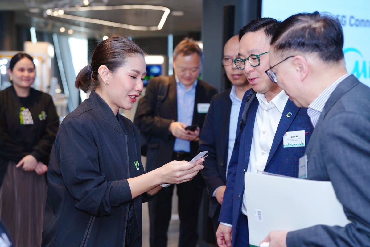 คณะผู้บริหารจาก depa ร่วมกับทีมงาน AIS Business เป็นเกียรติอย่างยิ่งที่ได้ต้อนรับ ผู้บริหาร และคณะทีมงานจาก HKTDC ในการเยี่ยมชมศูนย์ AIS EEC ศรีราชา