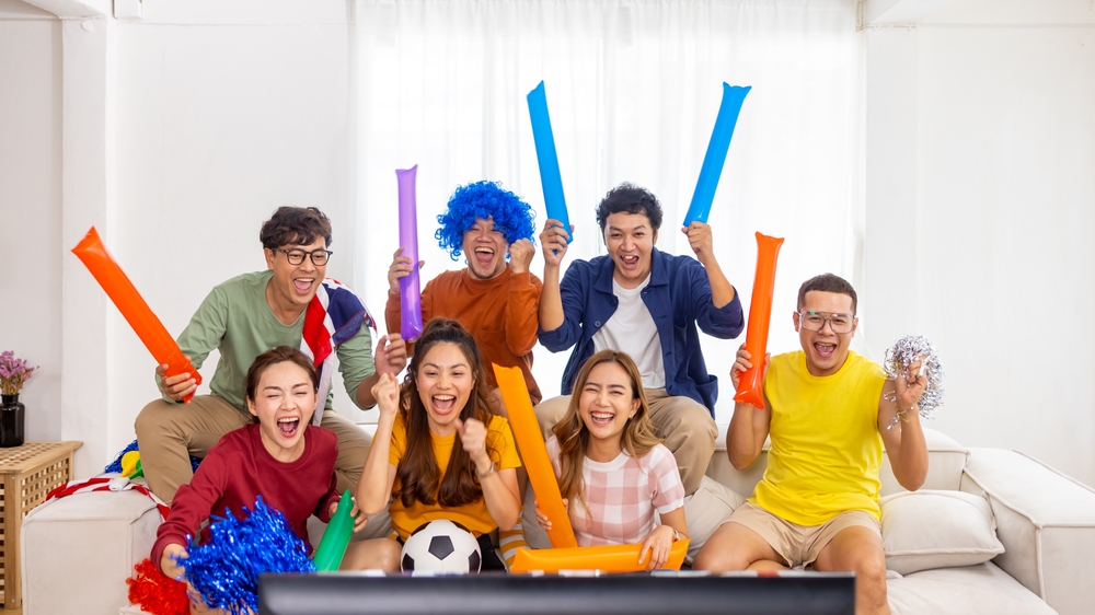 กลุ่มเพื่อนรับชมการแข่งขันกีฬาโอลิมปิก เกมส์ ปารีส 2024