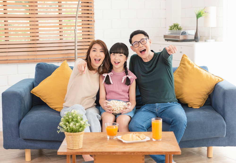 ครอบครัวกำลังนั่งดูสารคดีบน Good TV